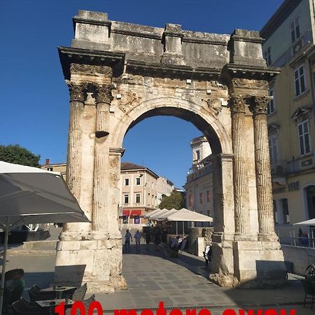 Roman Arch- Low Budget Doublebed Room In Top Center Pula Zewnętrze zdjęcie